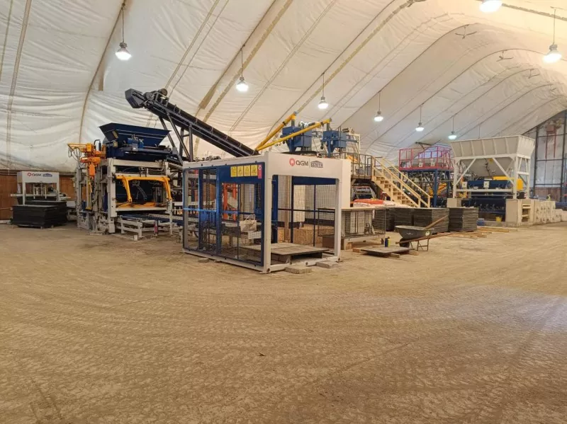 Que equipamento é necessário para construir uma pequena fábrica de blocos de concreto?